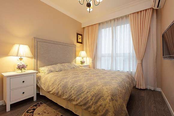 卧室空间 舒适、安静为前提，墙面材料选用绒面壁布及亚麻壁布配合，提高视觉舒适度及触感感受。