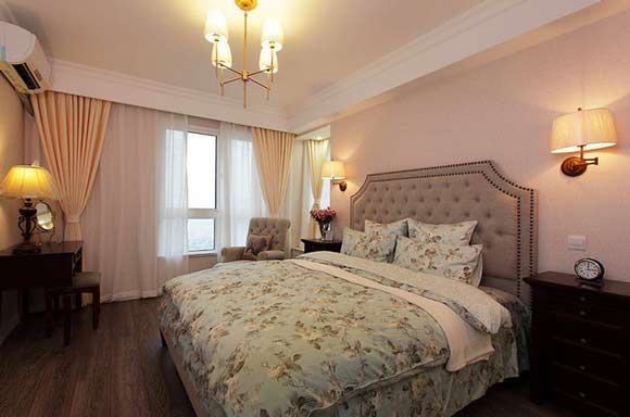 卧室空间 舒适、安静为前提，墙面材料选用绒面壁布及亚麻壁布配合，提高视觉舒适度及触感感受。