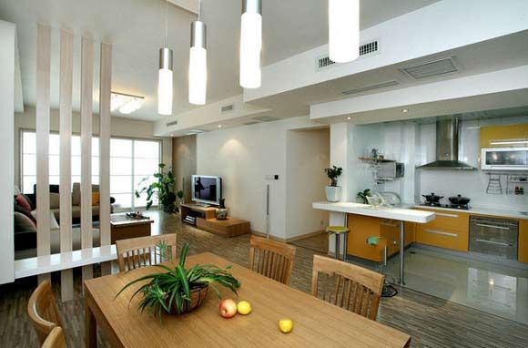 木格栅造型将客厅和餐厅分隔出两个区域，既融合又可以相对独立。