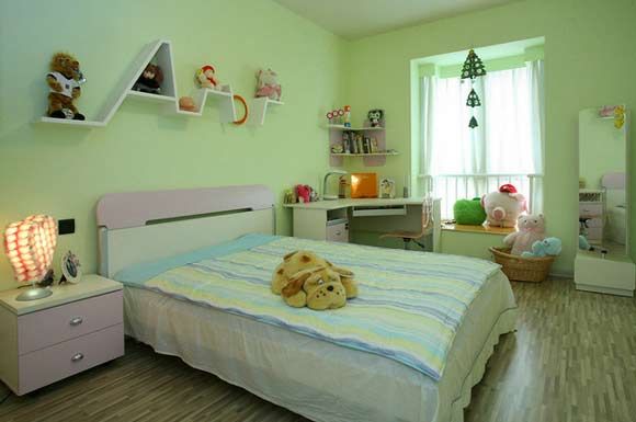 童趣化的家具与果绿色墙漆搭配更显童真。
