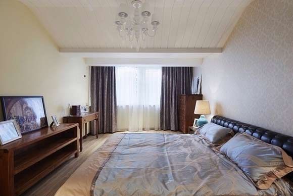 卧室是我们休息的地方，色彩搭配非常重要，木质元素的家居，很质朴，卧室的窗户较大，有利于采光和通风。