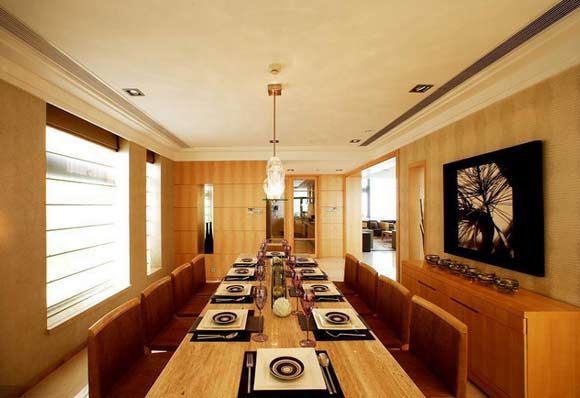 餐厅选用方形大长桌，不仅考虑到业主家中三代同堂，风格上现代感极强，整体感觉宽敞大气。