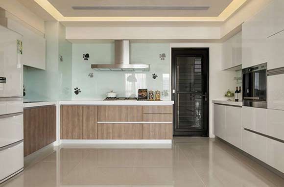 L型的厨房设计，利用转角设计不仅节省了空间，又能形成烹饪区和洗涤区的完美工作区域，欧式的油烟机，整洁干净的厨房看着就很舒服。