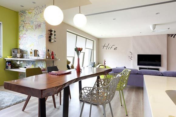 虽没有任何墙面阻隔，却可以透过家具成为界定空间的机能使用。利用两盏圆形吊灯的垂落摆饰，加上长形原木餐桌，增加温暖度。