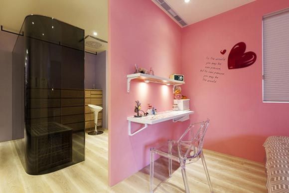 以粉色系营造浪漫唯美感，并在床铺前方加装层坂，成为办公小书房。
