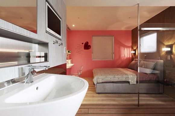 为了保留宽敞的视觉，主卧室和卫浴之间採用玻璃为墙面，创造穿透性。