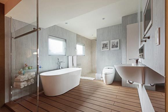 主卧空间里的卫浴，同样采用大尺度规划，明亮宽敞毫无压迫感。