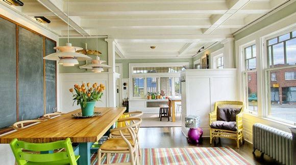 客厅的壁面上选用了轻盈的莱姆绿，再搭配几件鲜艳黄绿色家具以及家饰品，加上采光的优点，一进门就让人心情很开朗。
