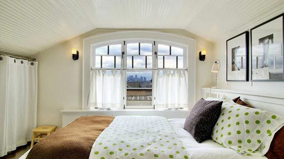 简洁的主卧室，被褥上的绿色圆点给整个居室带来清新的自然味道。