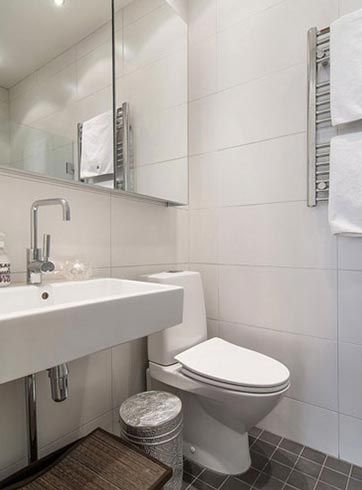 对于空间较小的卫生间，收纳就显得非常重要，洗手台下方摆放一个收纳筐是很明智的选择。