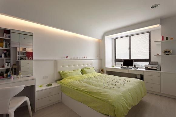 接下来看看卧室，卧室的四周用了纯白色，果绿色的被褥。