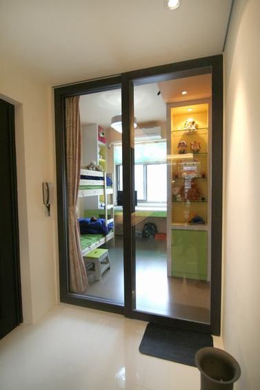 现代风格卧室玻璃门设计