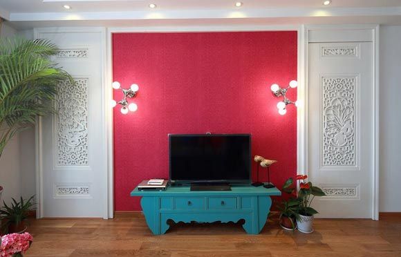 客厅电视背景墙是鲜艳的中国红，红的鲜艳，红的喜庆。