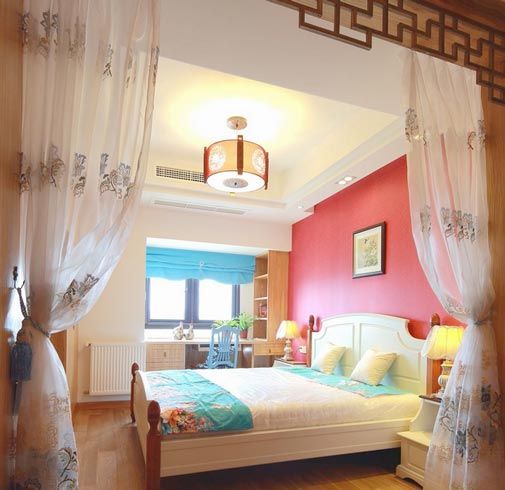 卧室古香古色，有着中式的味道，颜色的选择也挺有美感的。