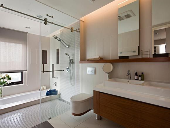 单调的卫浴风格不再适应现代人的生活理念，每个人都有自己的喜好和审美品位，现在小编就给大家介绍几种不同风格的卫浴间。整个卫浴设计的很是贴心，浴室的地面比洗手区低，是为了保持洗手区地板的干燥；可爱的“悬空”马桶，便于业主对马桶的清洁；透明玻璃门，可以最大引进阳光，增加卫浴的阳气。
