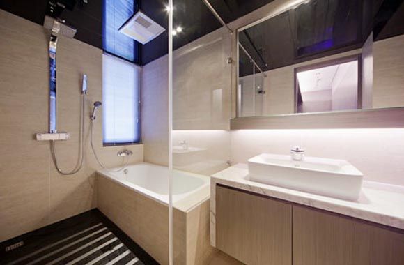 运用灰镜为素材的天花，镜面折射之间和缓了空间压迫度，有扩大卫浴空间的效果。