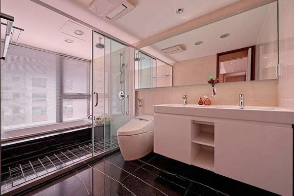 干湿分离的卫浴设计，有着令人称羡的宽敞空间。