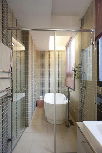 卫浴的四周用小口砖拼贴，贴出独具设计感的卫浴空间。