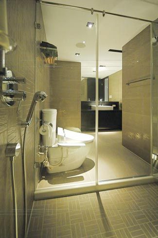 这间日式风格浴室间设计，空间的规划都考虑到长辈的使用习惯与安全，降低淋浴间的配置高度，可铺上木地板，方便长辈坐下来淋浴。