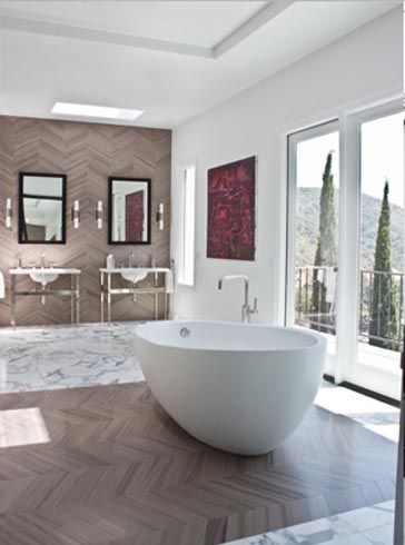 采用椭圆形浴缸，放置在宽阔的浴室的中央，相比于长方形浴缸带有的棱棱角角，这样的造型更为和谐。