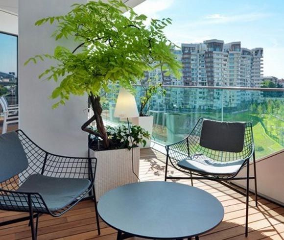 今天给大家介绍的这套公寓位于米兰市中心，环境优美，可以俯瞰公园，室内设计简约实用，注重细节。公寓内采光很好，视野开阔，为住户提供了舒适的居住环境。