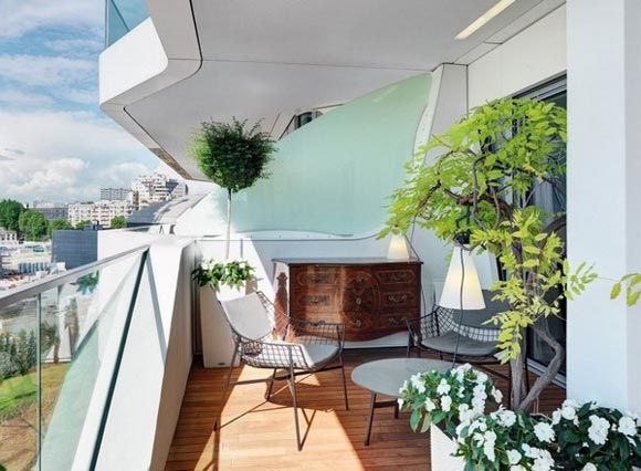 今天给大家介绍的这套公寓位于米兰市中心，环境优美，可以俯瞰公园，室内设计简约实用，注重细节。公寓内采光很好，视野开阔，为住户提供了舒适的居住环境。