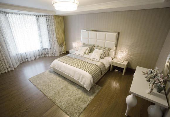舒适大气的欧式卧室，室内采用了壁纸、地毯、窗帘等的软装元素，追求空间变化的连续性和形体变化的层次感简约设计，体现华丽现代的风格。