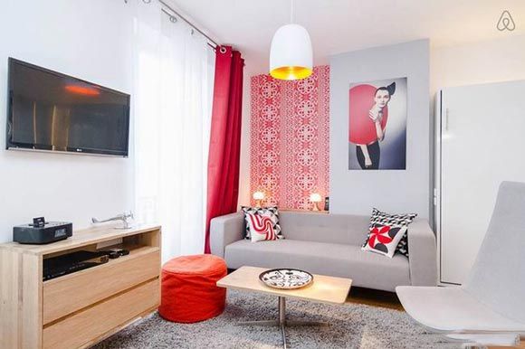 这是网站上刊登的一座巴黎公寓，开放式的设计让并不算大的空间显得十分明亮，白色为底，红色点缀，每一处都显得充满了活力。利用圆弧形的家具灯饰，让空间温润舒适，两盏吊灯简单又可以制造气氛，虽然面积只有30平米，但是具备各种机能，也显得十分的适合居住。