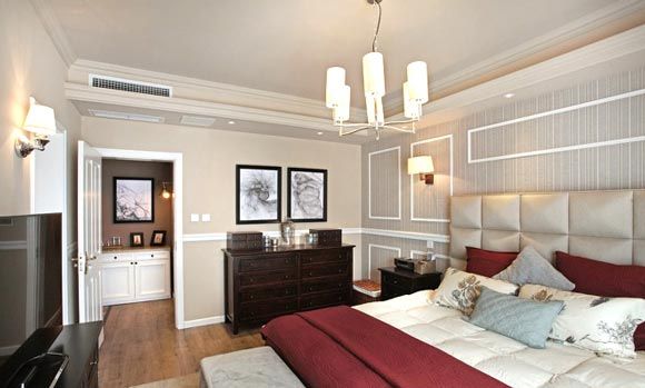 床头墙面统一采用竖条纹银灰色墙纸加线条框装饰，营造出异样美式风格。