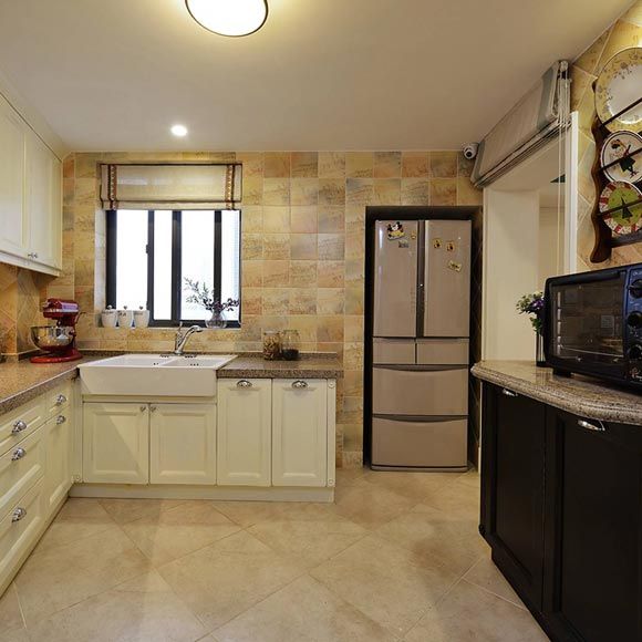 入墙式冰箱的设计，让狭小的厨房空间变得宽敞。