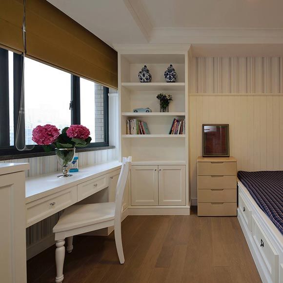 客卧的布置干净百搭，定制的床具有收纳功能，随时可以迎接客人入住。