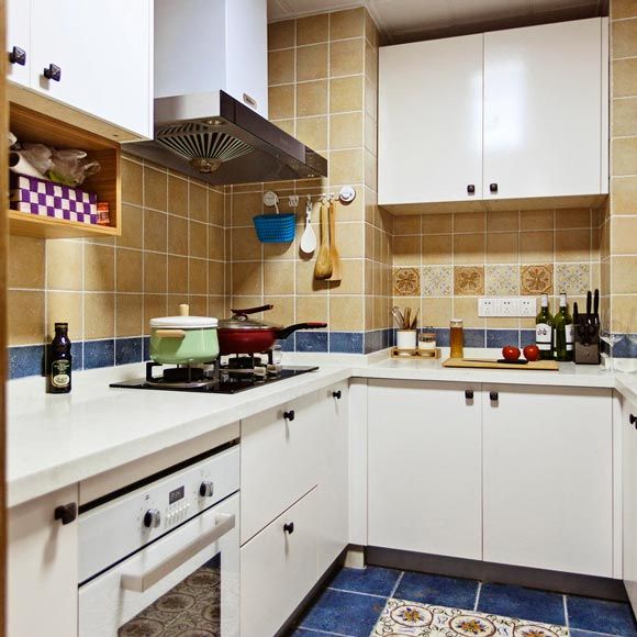 厨房的墙砖选择了淡淡的同色系，让整个家里看起来更纯粹。