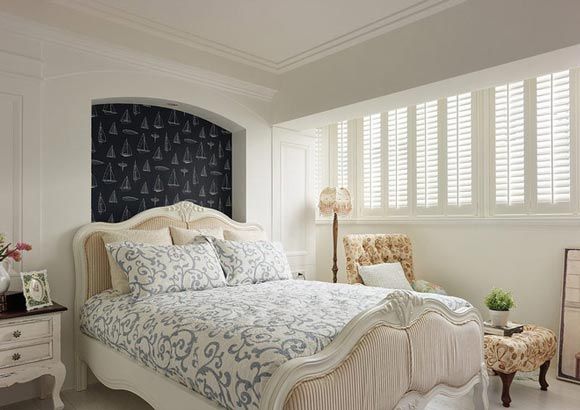 非常好看的大床，洁白的床单和纯白的装饰相应一体，凸显出一种宁静和格调。