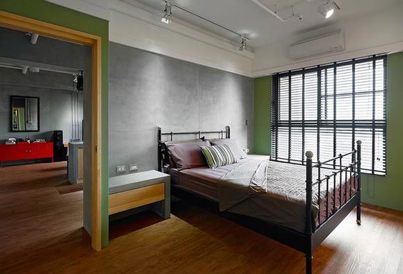 年轻人的公寓可以充满无数的可能性，这座位于高雄的公寓面积约为93平米，从基本的工业风元素开始，清水混凝土，特意定制的黑色铁件柜体，复古的配饰，裸露的红色砖墙，不仅如此，还利用皮革沙发，木质元素，和部分鲜亮的色彩塑造空间的层次感，个性又独特。