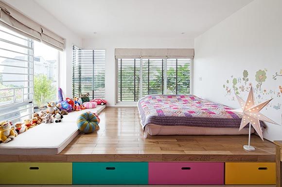 布置虽然简单，但也有许多收纳的巧思，卧室运用高低落差，将收纳空间往下移，不阻碍空间的宽阔也能兼顾收纳。