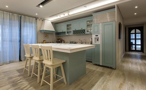 现代人与家人的互动，日渐减少，设计师相当重视亲子间的互动，运用巧思打破对于厨房空间的既有印象，让厨房成为居家空间中的主轴，也使家人有更直接的互动。女屋主对于空间的想像，在厨房发挥的淋淋尽致，橱柜选用视觉性强的地中海蓝，中岛吧台台面选用特色花砖达到点缀效果，这些小细节使居家空间显得童趣、活泼。因男主人平日喜爱泡澡，享受悠闲的片刻，设计师特地为他打造双面盆与宽敞舒适卫浴环境于主卧空间内，让下班返家的男主人将忙碌工作抛在脑后。你也喜欢乡村风格的空间吗？让我们一起欣赏下吧！