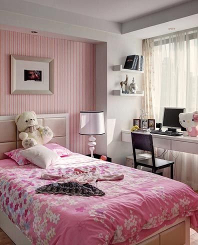 儿童房的设计非常的可爱，粉红色为主色调，可爱的公主风。