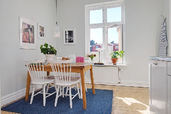 来看瑞典这间古典乡村风公寓吧！天花板与墙壁都漆上白色，与地板充满设计排列的木质地板。在采光与通风良好的空间中，更显得舒服宽敞。白色双人沙发，混搭浪漫风情的碎花椅垫木椅，古典的吊灯与烛台，透过简单的配件，让整体空间增加许多，只属于家的温度。