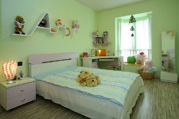 童趣话的家具与果绿色墙漆搭配更显童真。