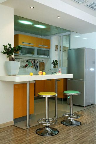 开放式的厨房别有一番特色，桔黄色的橱具为空间增添一份亮丽的色彩。