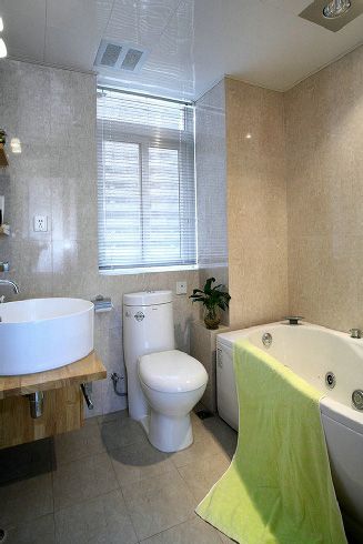 卫生间一角，所有的卫浴都选用了圆形较多弧度和曲线的款式，这样也不容易产生碰撞。
