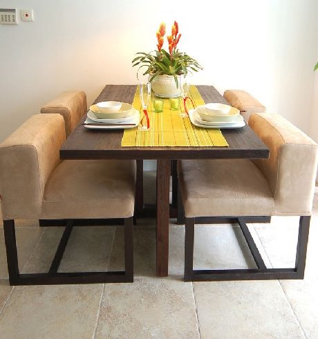 餐桌椅，米黄色的餐椅和棕色的餐桌，看起来暖暖的，一家人坐在一起就餐，会让整个就餐的环境温馨许多。