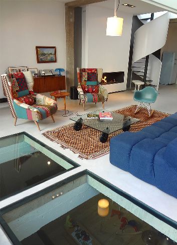 这套现代化的阁楼位于法国第戎，客厅当中两个拼花沙发非常吸引眼球，旁边的旋转楼梯通向二层，工业简约的设计风格被带到整个空间当中，从水泥垭口到简约时钟，无一不透露这种风格。整体白色背景，让设计师有了色彩使用的空间，通过使用红色，蓝色，黑色等与之产生的对比，让室内灵动起来。这套现代化的阁楼位于法国第戎，客厅当中两个拼花沙发非常吸引眼球，旁边的旋转楼梯通向二层，工业简约的设计风格被带到整个空间当中，从水泥垭口到简约时钟，无一不透露这种风格。整体白色背景，让设计师有了色彩使用的空间，通过使用红色，蓝色，黑色等与之产生的对比，让室内灵动起来。