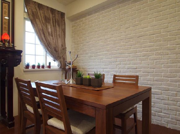 餐桌以清晰线条自然原木为材质，自然而简约，搭配米色柔软布艺靠垫，一种自然舒适之感，一面墙上小窗设计，上面放着许多小盆栽，自然绿意。