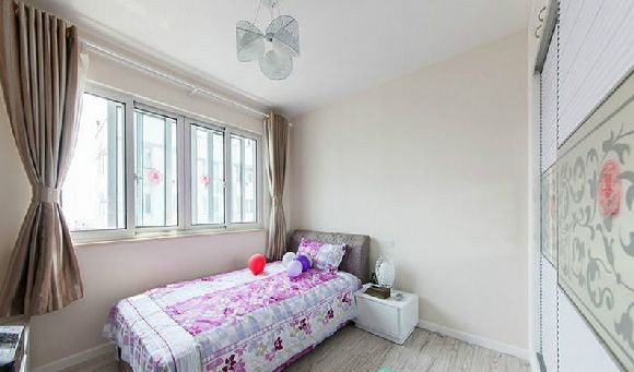 次卧室的墙面采用米色调，十分温馨，使用小尺寸的床具，为次卧室留下更多的活动空间。