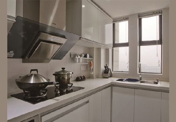 厨房的光线很重要，在一面墙上设计了一扇小窗户，将水槽和灶炉也都靠窗设计，增加采光效果，而且灶炉靠窗也象征着家人和前程都有所依靠。