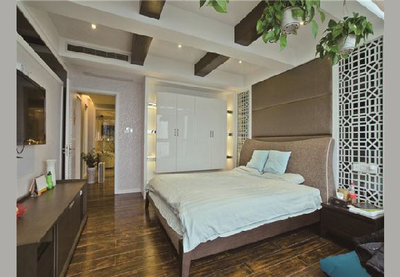 卧室以简约舒适为主，白色的床品让空间更加显得清爽舒适，为了解决屋顶横梁问题，又加了两根深棕色实木的横梁装饰，横梁的一侧挂了绿植进行美化。
