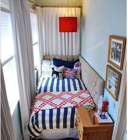 对于小户型的用户来说把小阳台改成一间小卧室也不错，小小的睡眠空间看上去很温馨，这里的采光效果是相当的好啊。