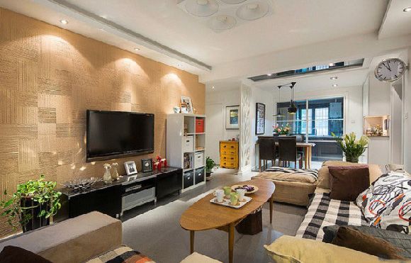 这是一套80平米的两居室，北欧风格，简约中凸显自然，客厅空间的布局重点在家居的搭配和色彩的选择，协调对称的技巧让每一个细节的铺排，都呈现出令人感觉舒适的氛围。