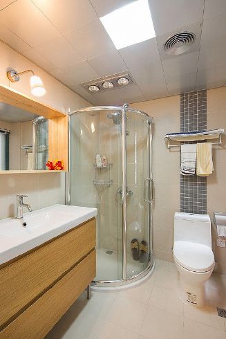 卫浴室以墙角为空间设计的整个玻璃材质设计起来的浴室间，简洁明亮，既很好的利用的整体的空间，又使整体有着通透洁净之感。
